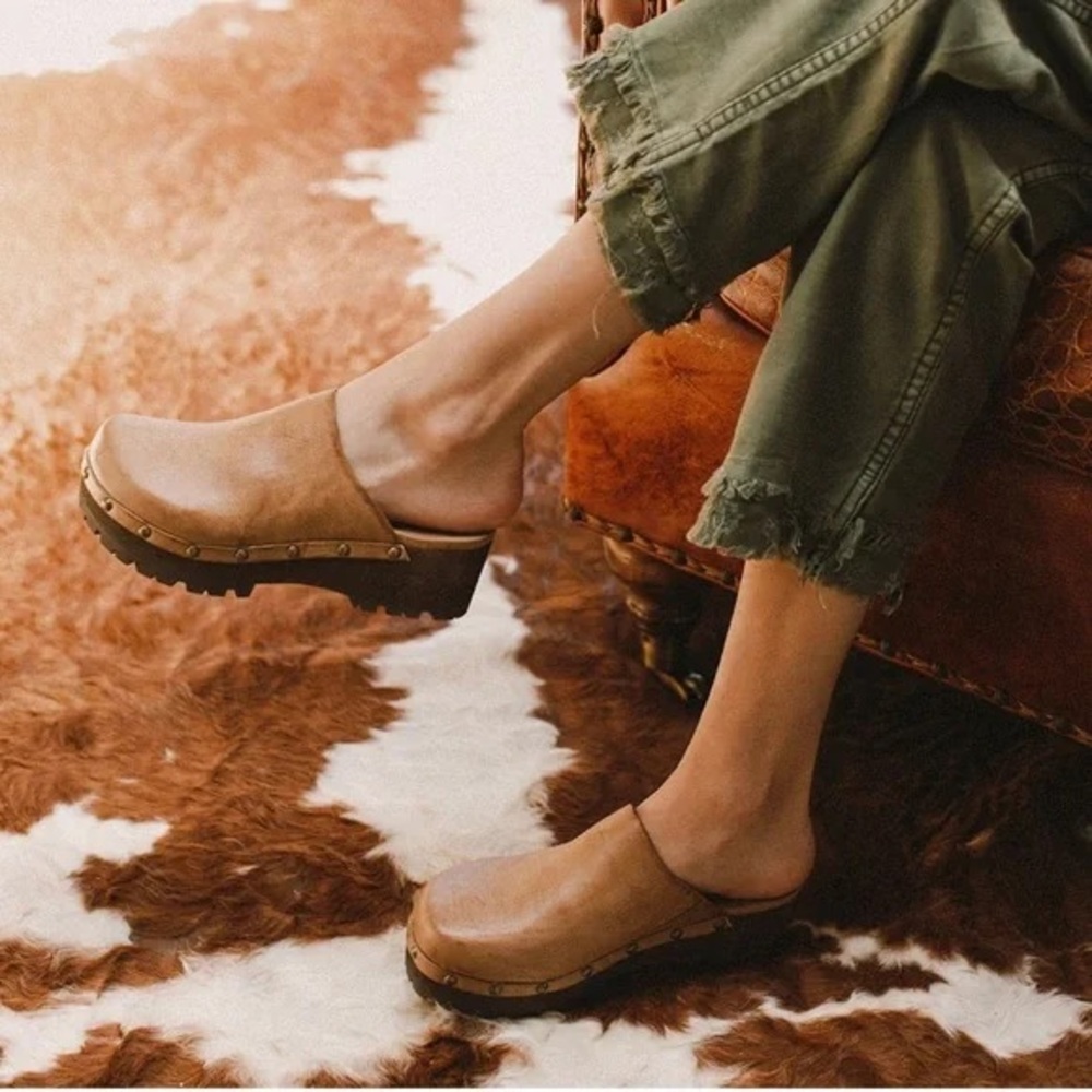 Yellowbox renata tan clogs- BRAND NEW